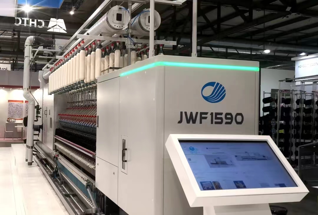 赴米兰纺机展参展的JWF1590高端平台细纱机.jpg